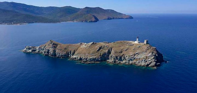 France, corse, Ile de Beauté, vue aérienne de l'ile de Giraglia, située au nord-est du Cap Corse sur la commune d'Ersa. Cette ile est schisteuse, elle possède une tour génoise et un phare classé monument historique, entourée d'une mer mediterranée d'un bleu d'azur